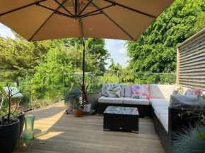 Lovely Large Garden Flat 23mins to Central London Four Bedrooms
